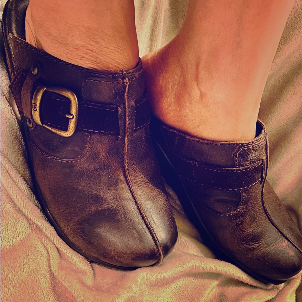Barely been worn distressed brown Born clogs...